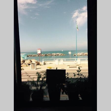 Bilocale Fronte Mare Apartment มารินาดิปิซา ภายนอก รูปภาพ